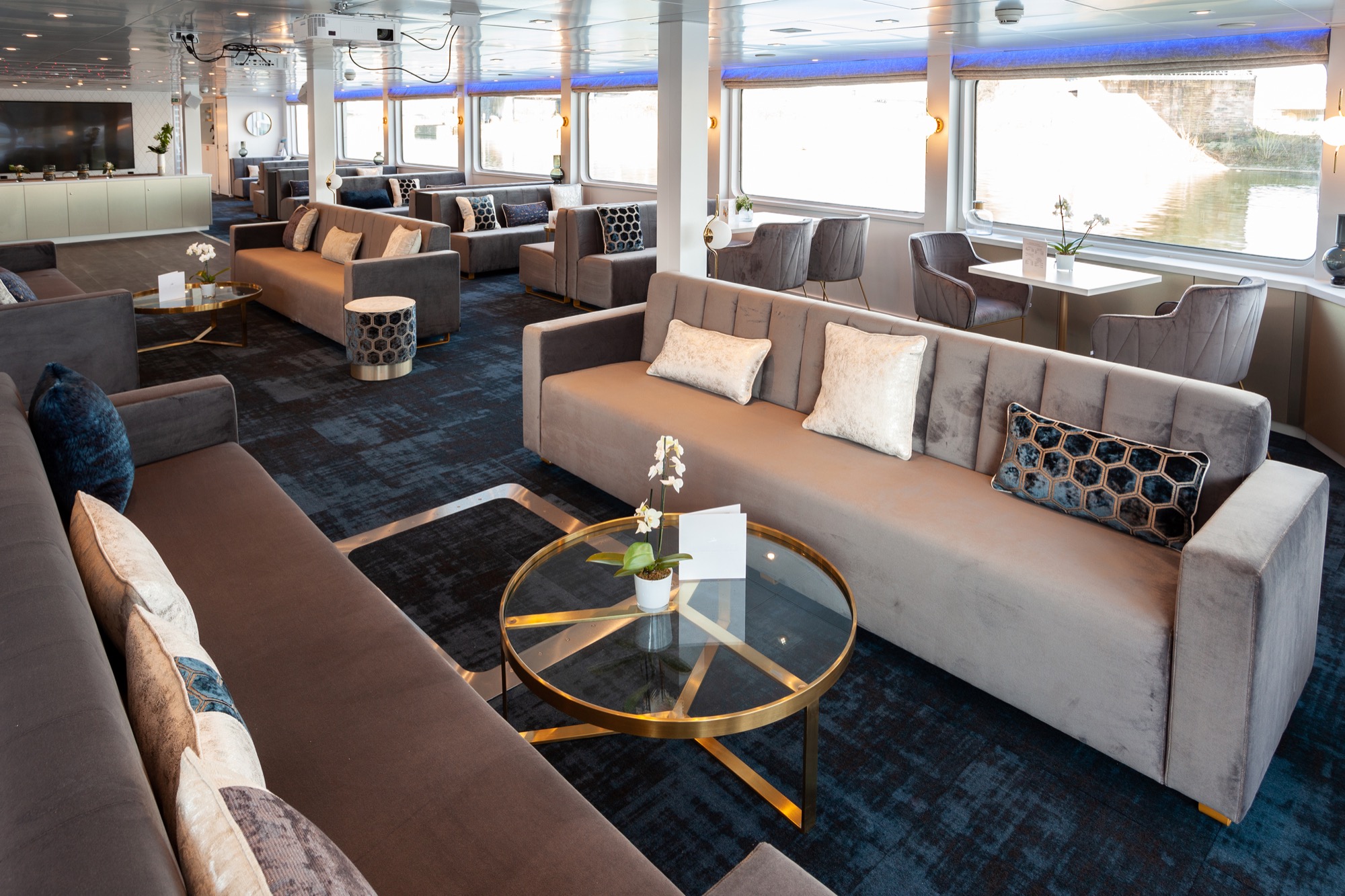 CroisiEurope MS Victor Hugo Lounge Bar 1.jpg